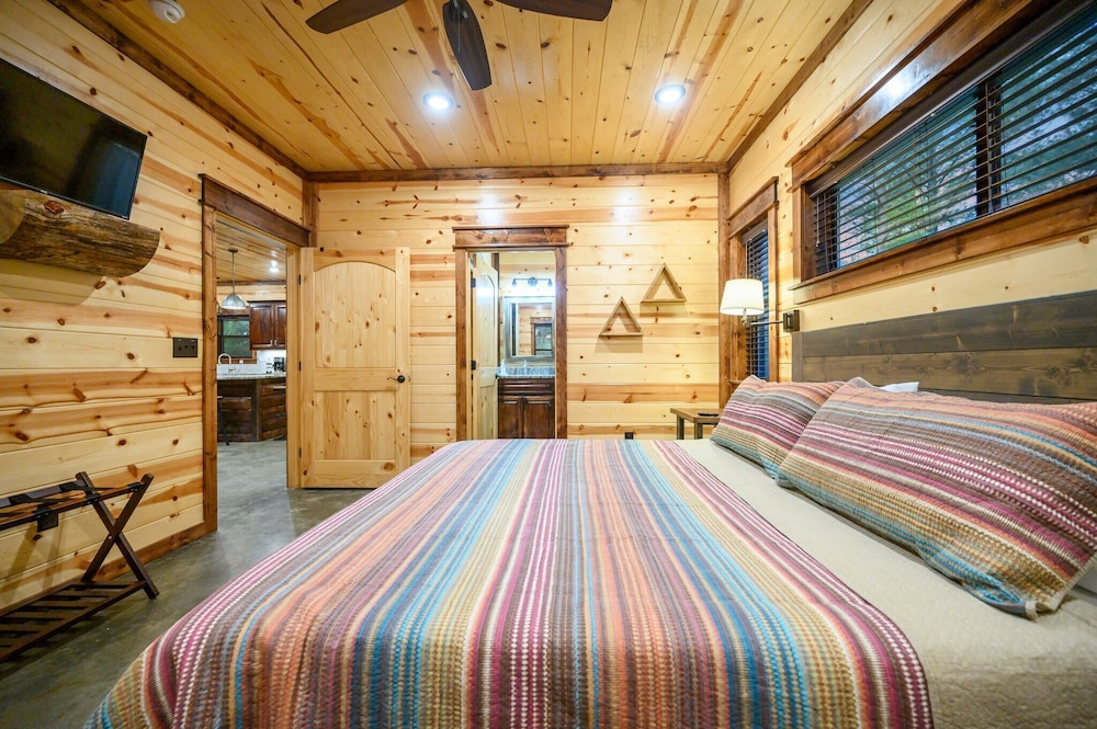 Sugar Daddy Cabin for 13!