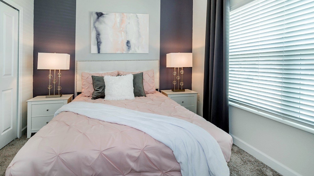 5BR Stylish Championsgatetownhome w/ Private Pool
