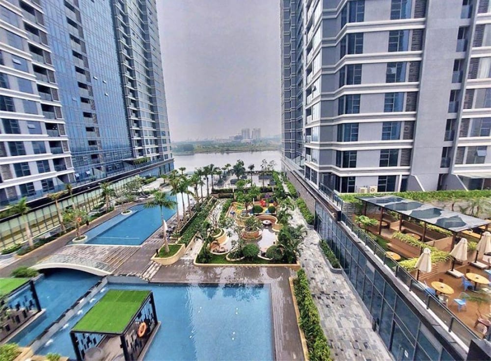 Skyway White & Silver Riverside Resident - Binh Thanh, HCM