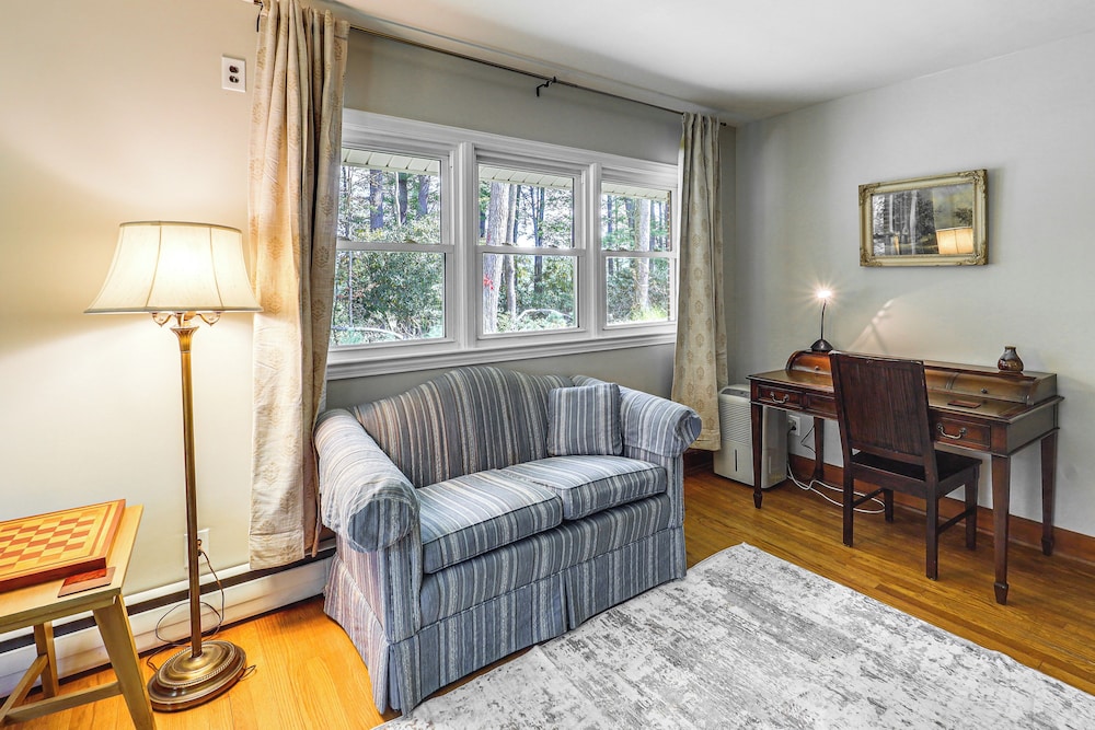 Hike & Leaf Peep! Peaceful Home in Laurel Springs