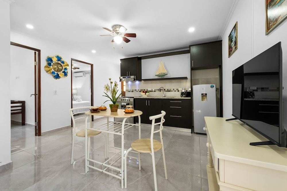 Urban 5BR Private Pool Getaway 10 Min- Bch