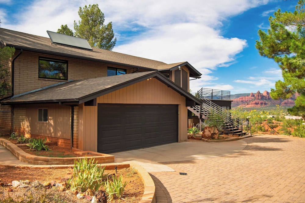 Mid-century Gem w/ Views, Hot Tub & Sunroom Lounge Red Rock Haven by Avantstay