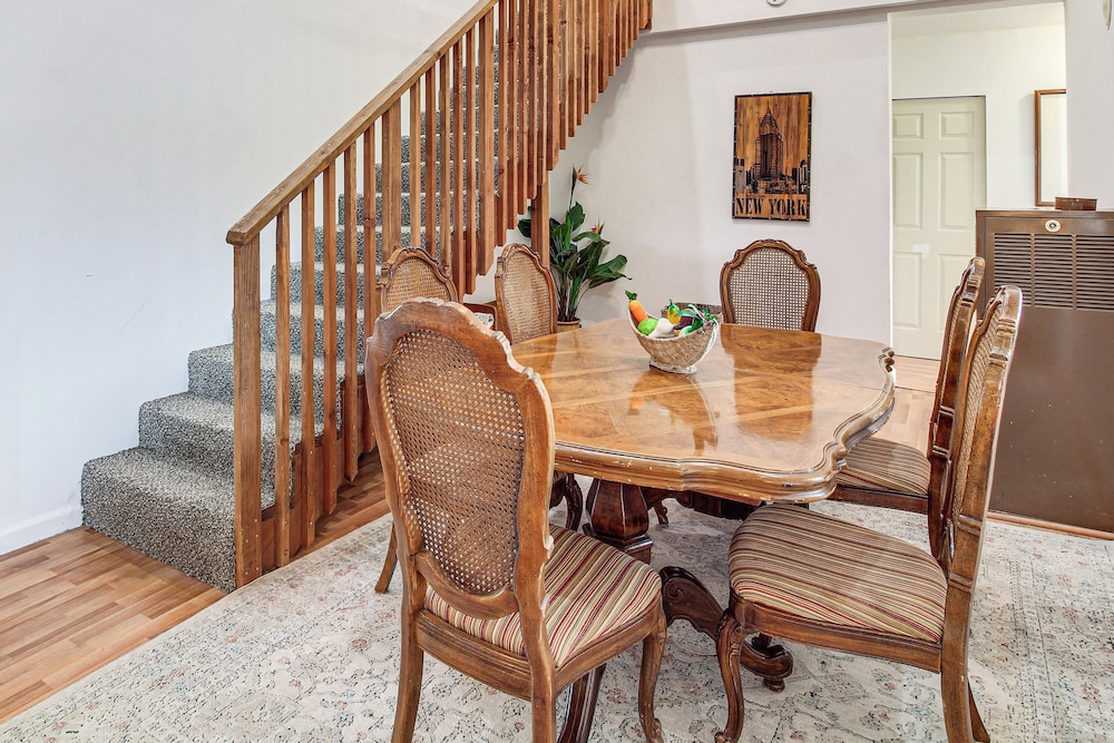 2 Mi to Downtown Coos Bay: Home w/ Deck, Fire Pits