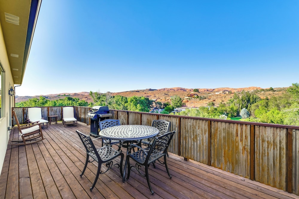 5 Mi to Arches NP: Canyon-view Hideaway w/ Deck!