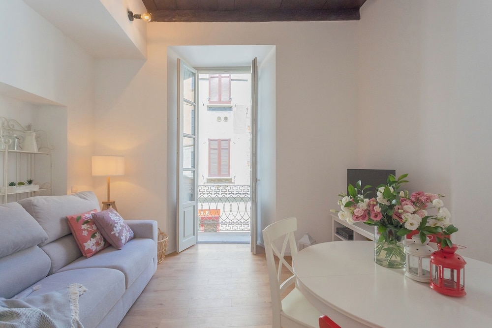 Independence Apartment With Balcony by Rent all Como