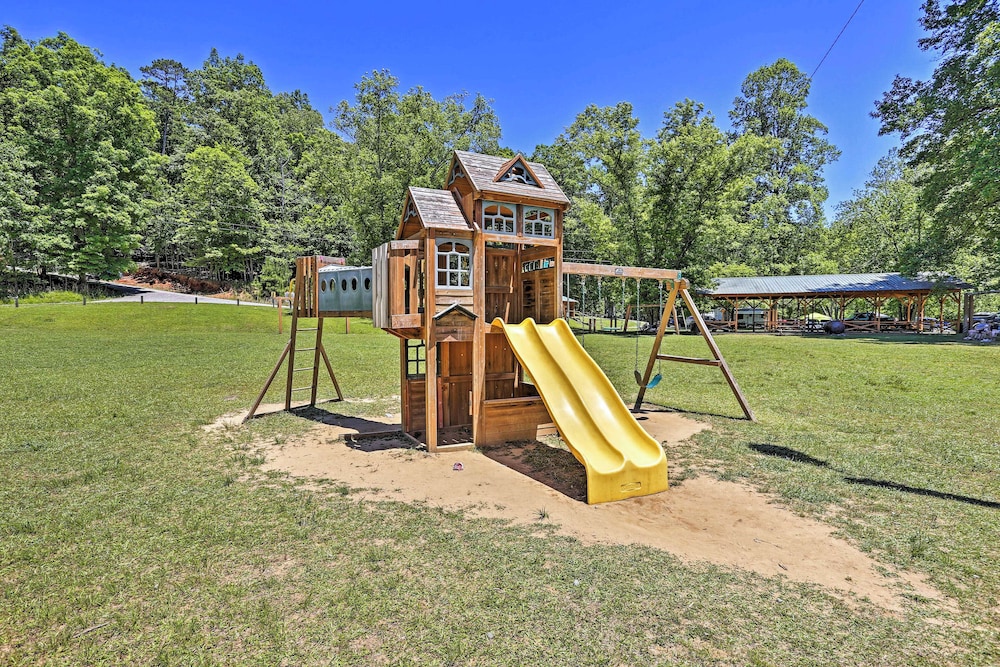 Pet-friendly Resort Cabin 5 Mi to Dtwn Ellijay!