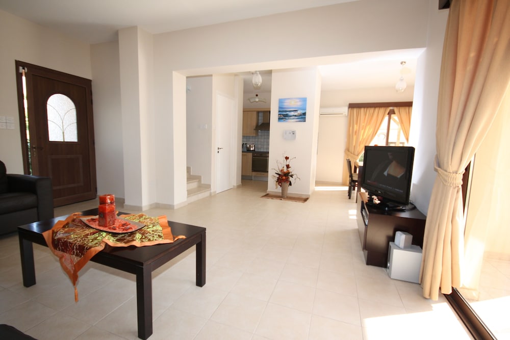 Seaside 2-bedroom Villa With Private Pool, Garden & Wifi Your Perfect Escape!