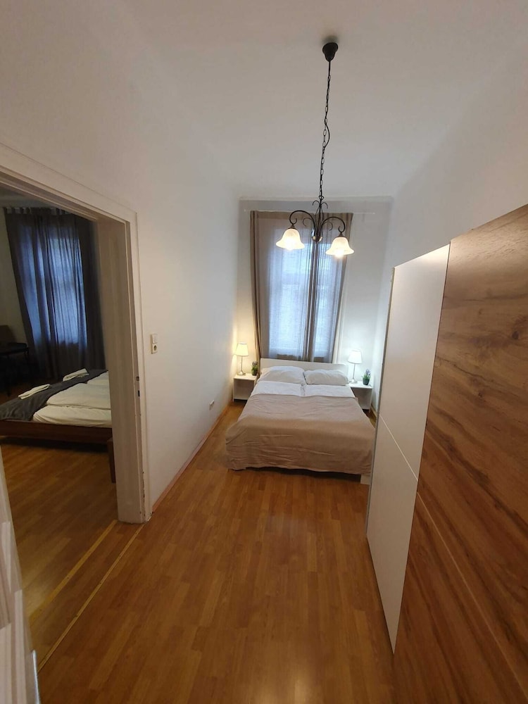 Modern 2BR Apt Downtown Long Stay