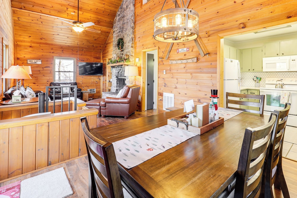 2 Mi to Skiing: Blue Ridge Mtn Cabin w/ Hot Tub!