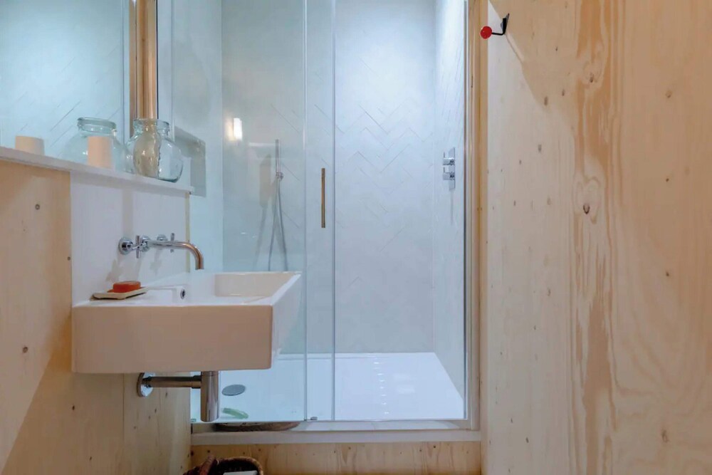 Unique & Bright 1BD Flat - Battersea
