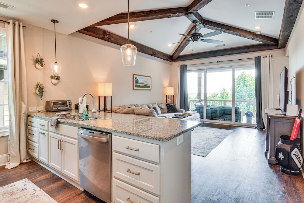 Community Perks: Mountain-view Condo in Toccoa!