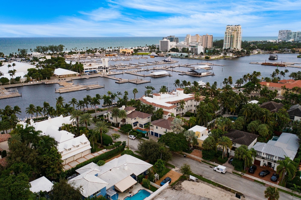 Las Olas Oasis by Avantstay Minutes to the Beach Hot Tub