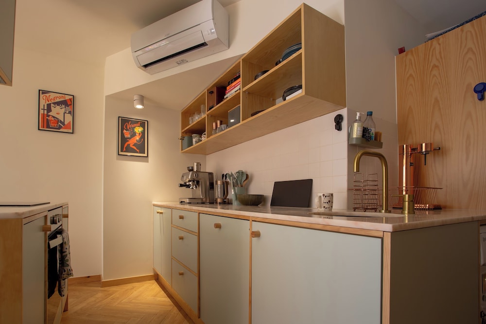 Alegr0 · 60s Chic Central Apartment w/ Garden