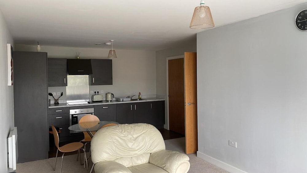 Apartment - Sleeps 4, Pets Allowed & Parking