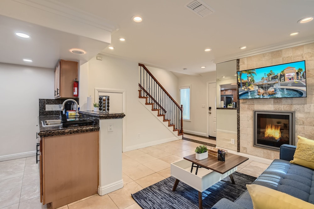 Stylish- Multi-level- Patio- Games - Fast Wifi-cm3