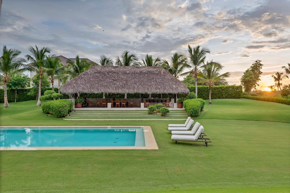 Magnificent 5BR Modern Tropical Villa With Pool