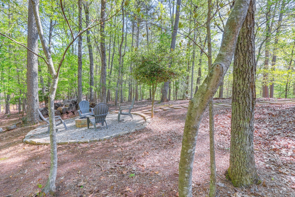 Ellijay Mountain Cabin w/ Hot Tub & Spacious Deck