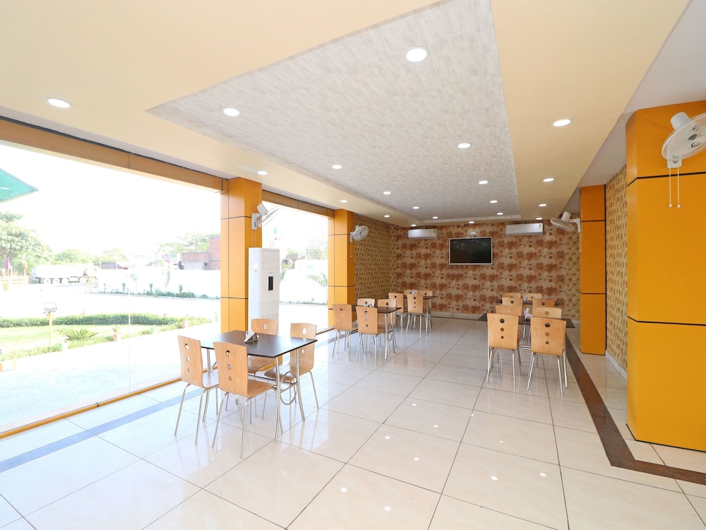 OYO 13483 Hotel Aradhya's