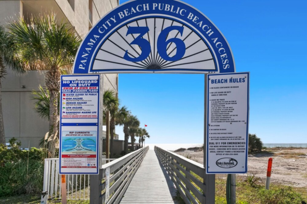 Sailors Cove: 5-bedroom, 4.5 Baths, Sleeps 12! Steps Away From the Beach!