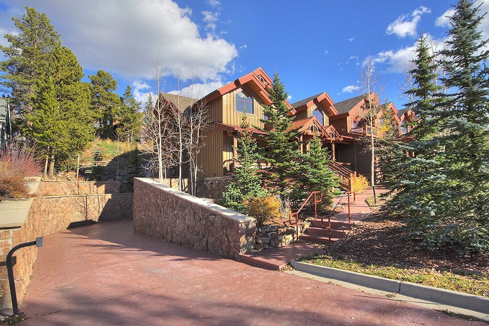 Placer Ridge Lookout 3 Bedroom Townhouse by RedAwning