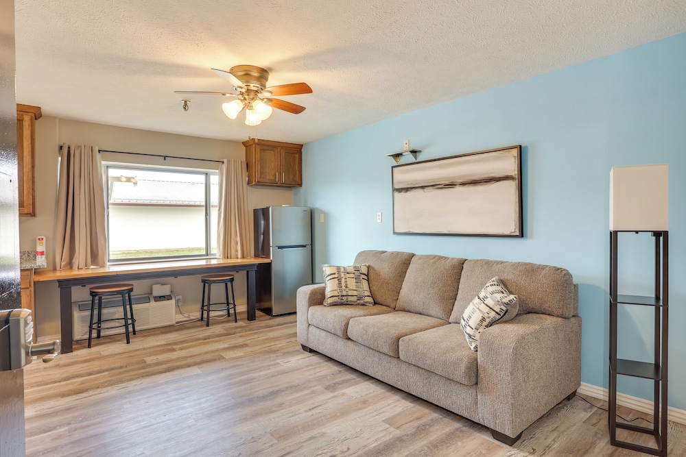 Walk to Oakland City University: Modern Apartment!