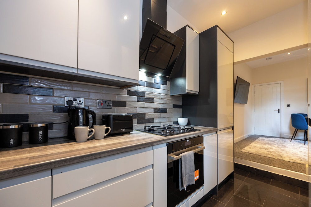 Stunning 3 Bedroom Home in Newcastle-under-lyme With Garden