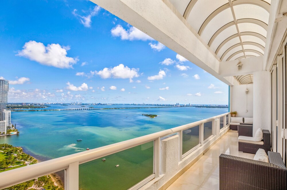 Cozy Oceanview Retreat on the Bay