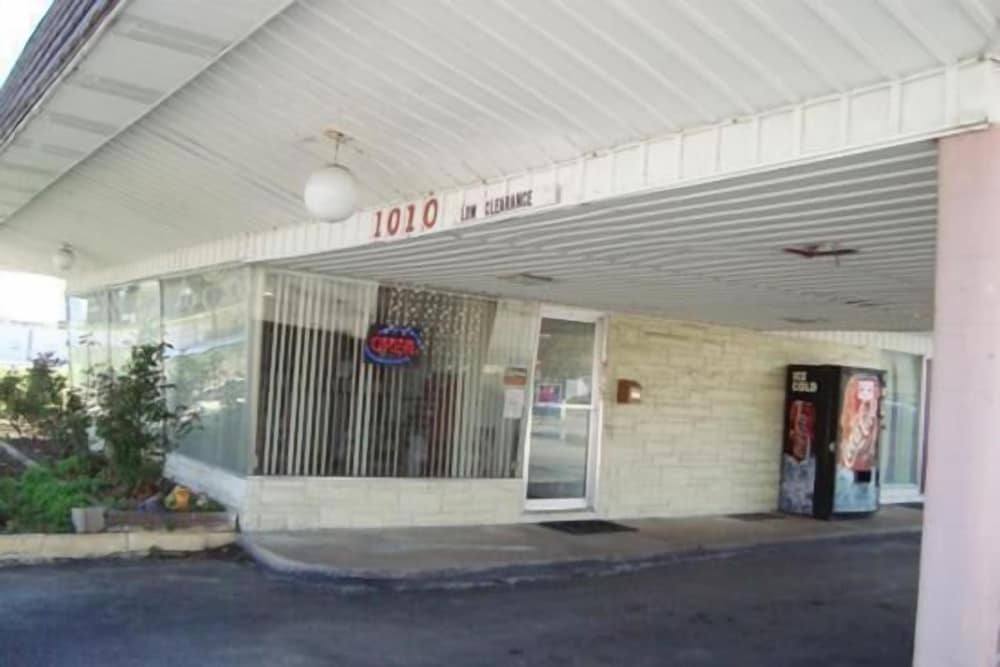 Gray Plaza Motel