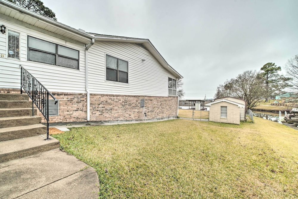 Lake Livingston Hideaway w/ Dock + Gas Grill! view 3