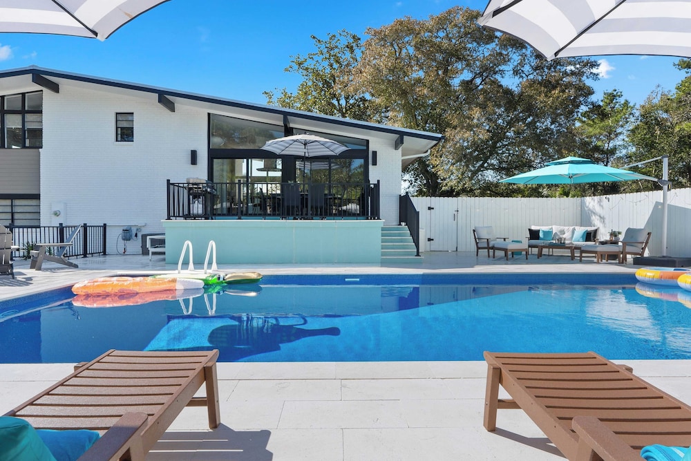 30A Florida Flashback by Avantstay Private Pool, Golf Cart, 3 Mins to Beach!