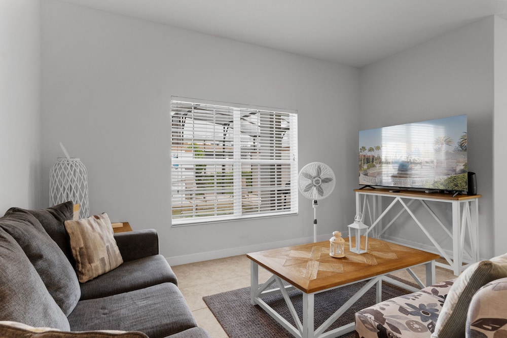 4BR Townhome With Pool at Storey Lake
