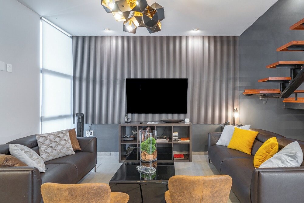 Luxurious 5-bedroom House With Air-conditioning & Private Rooftop in Juriquilla