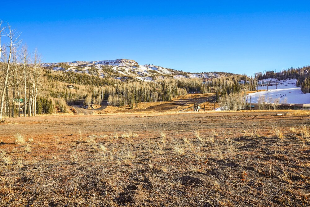 Cozy Brian Head Condo: Walk to Navajo Express Lift view 5
