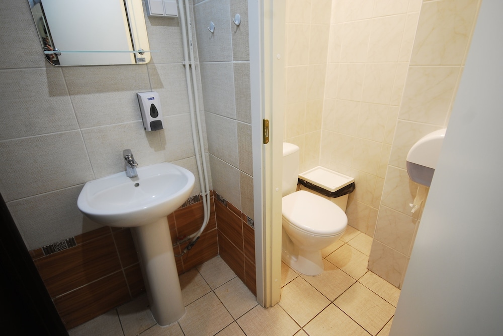 Landmark City Hotel - Hostel