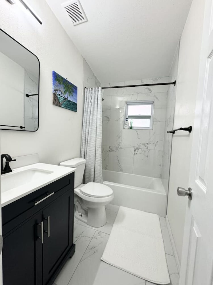Fresh Renovated Pool Home w 5 Bedrooms Near Beach