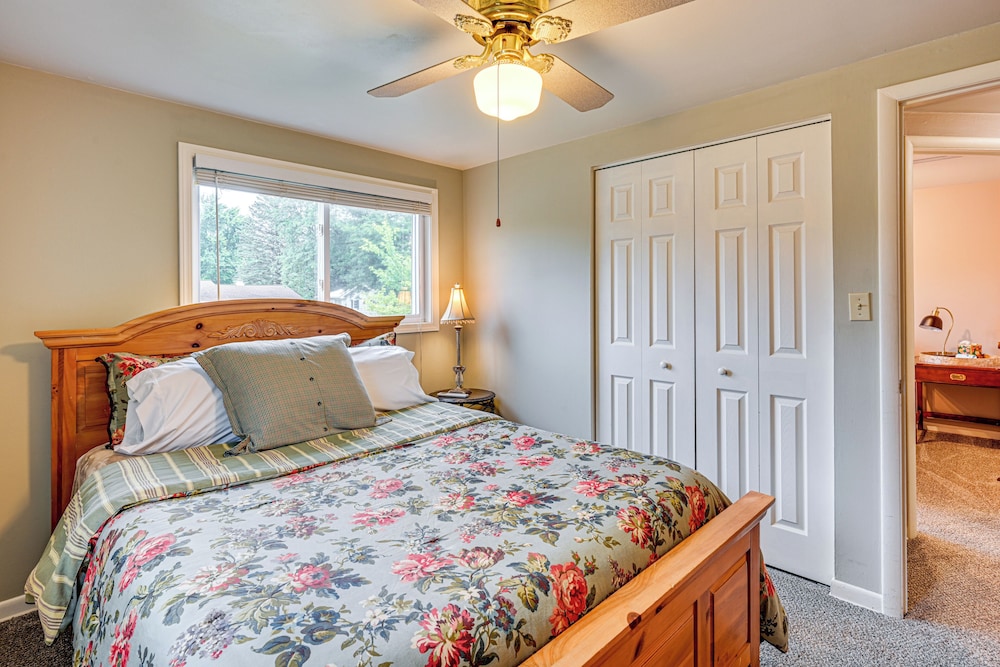 1 Mi to Dtwn: Suburban Home w/ Yard in Owosso