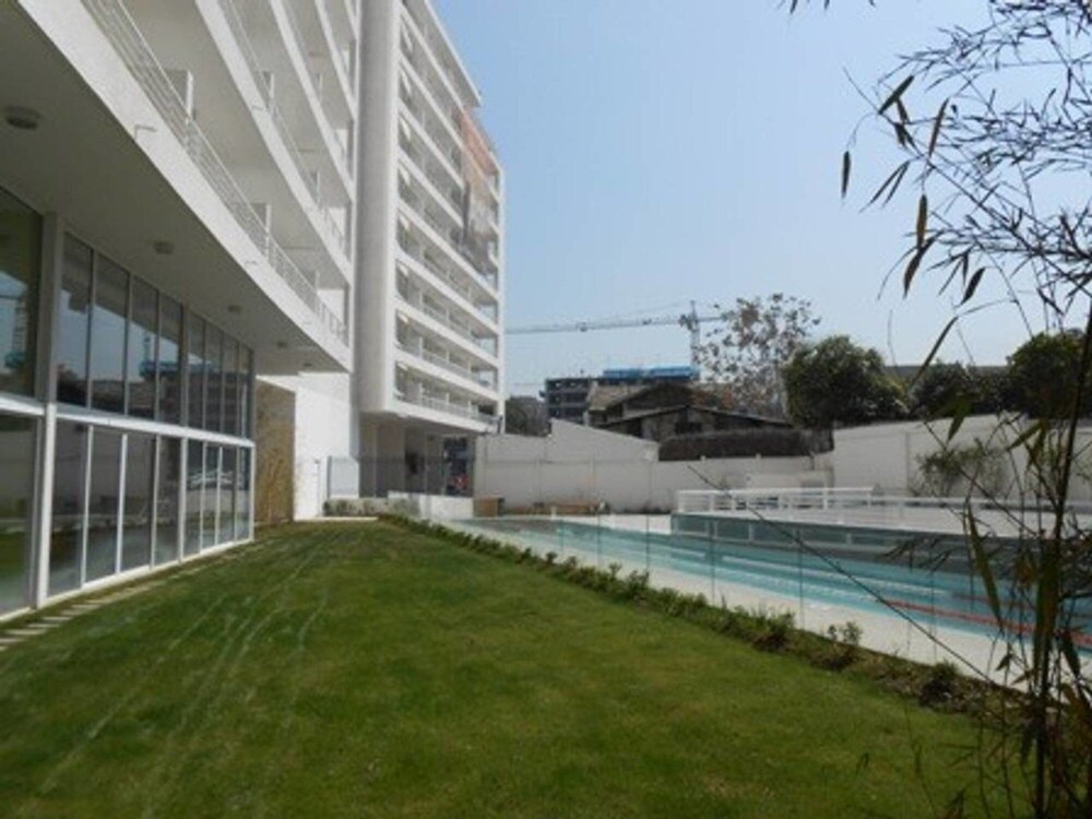 Modern Studio - w Pool Gym Steps Away From Metro
