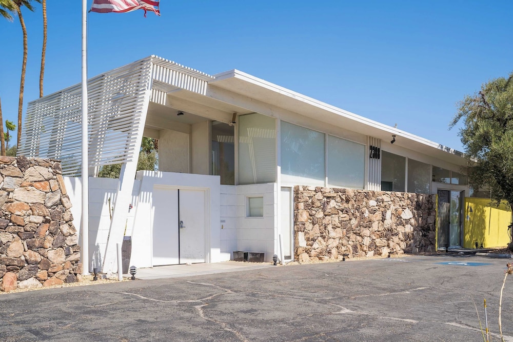 The Monkey Tree Hotel Buyout by Avantstay Entire Hotel Buyout! Funky Rooms w/ Modern Amenities!
