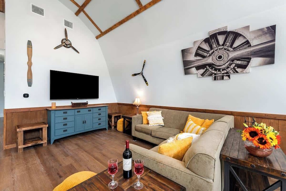 Terracotta Retreat/ Sleeps 30!