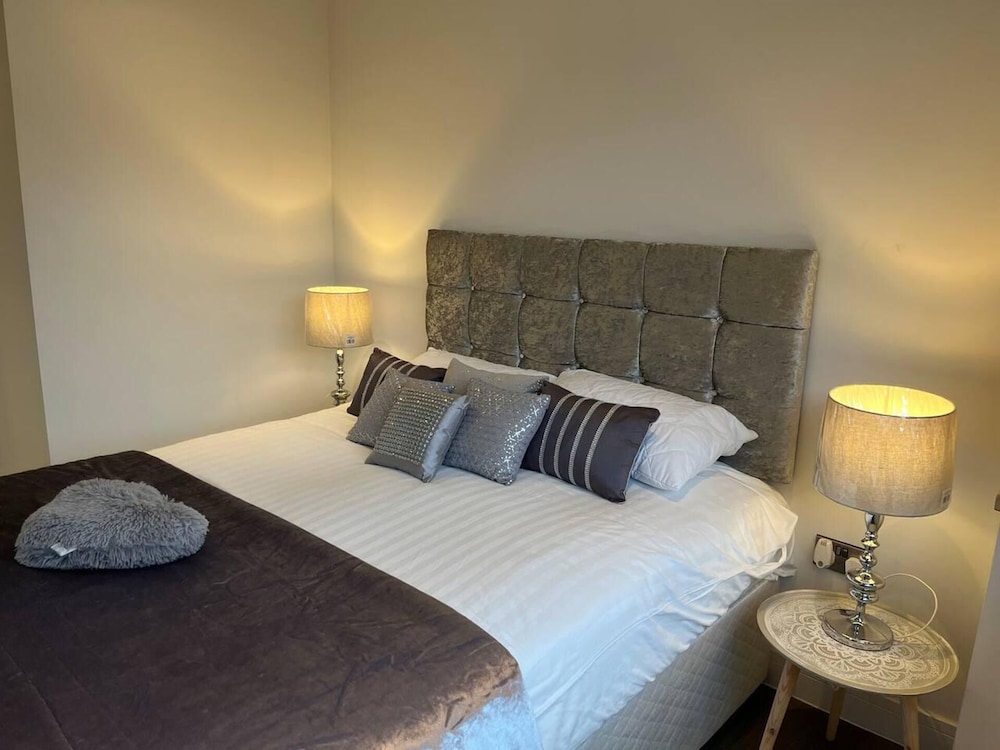 Luxury 2 Bed 2 Bath Apartment Central Location view 2