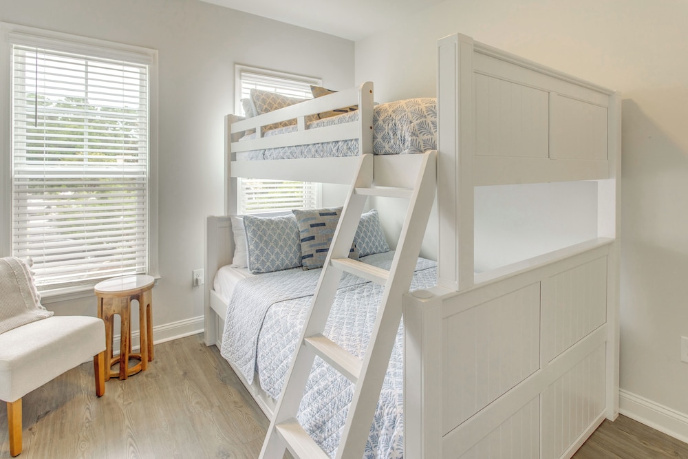 Pool + Shuttle to Ocean! North Myrtle Beach Escape