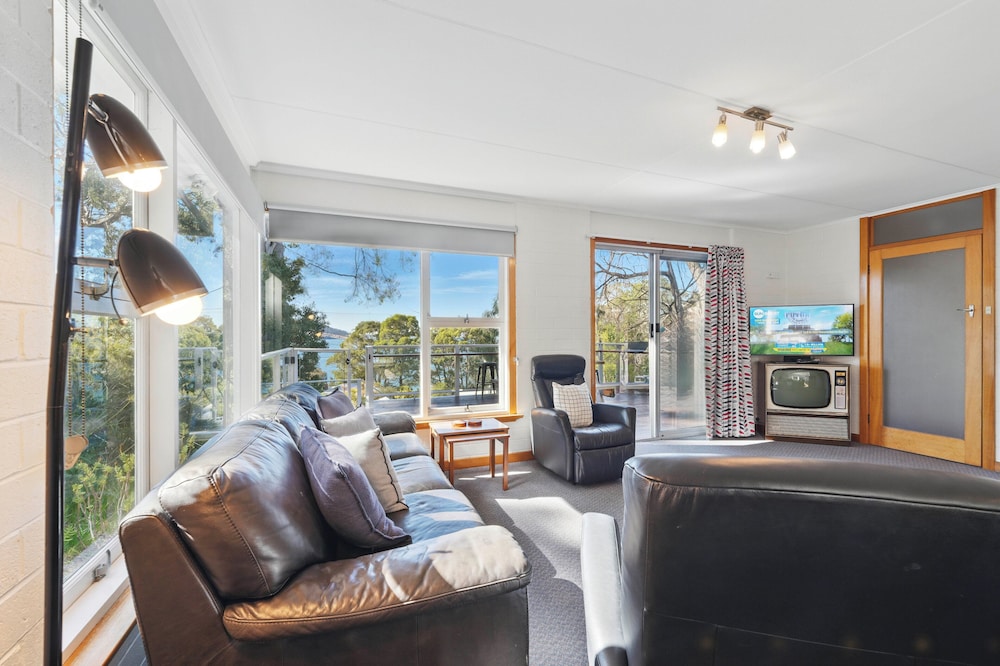 Coningham Beach House - 3 Bedrooms