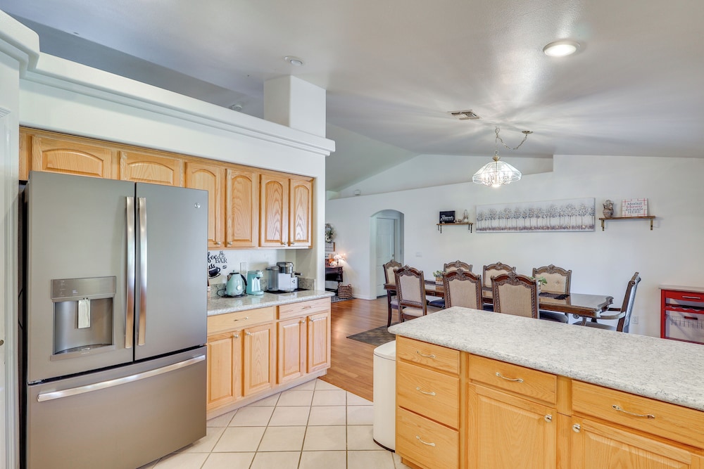 Kingman Family Home: Yard, Grill & Room to Relax!