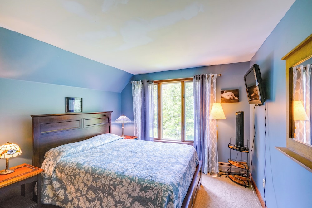 Game Room, Hot Tub! Year-round Dover Retreat