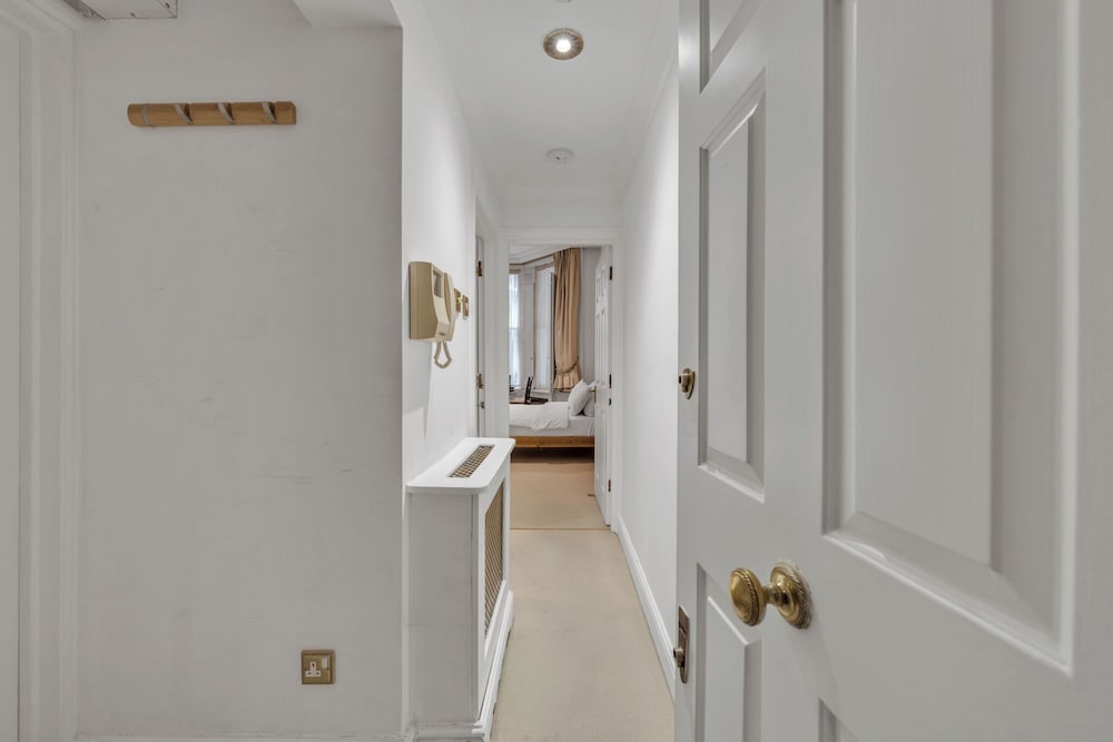 Sleeps 16 2 Homes, Priv Pool, Ping-pong 1block to Alister St. Shops & Dining