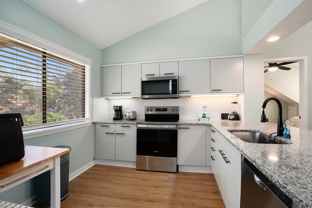 2d West Hyde Park 3 Bedroom Condo