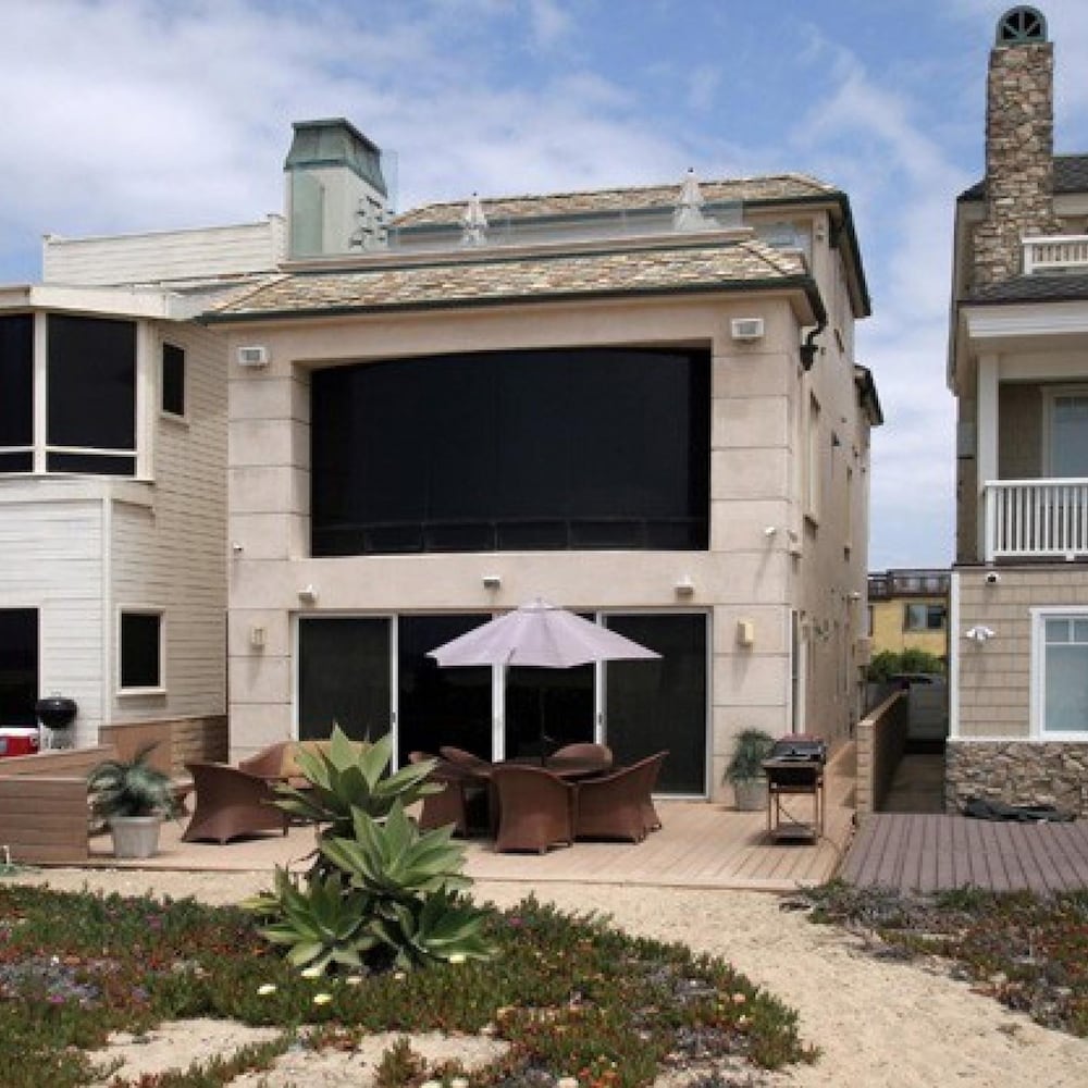 5 Bedroom Beachfront Masterpiece view 3