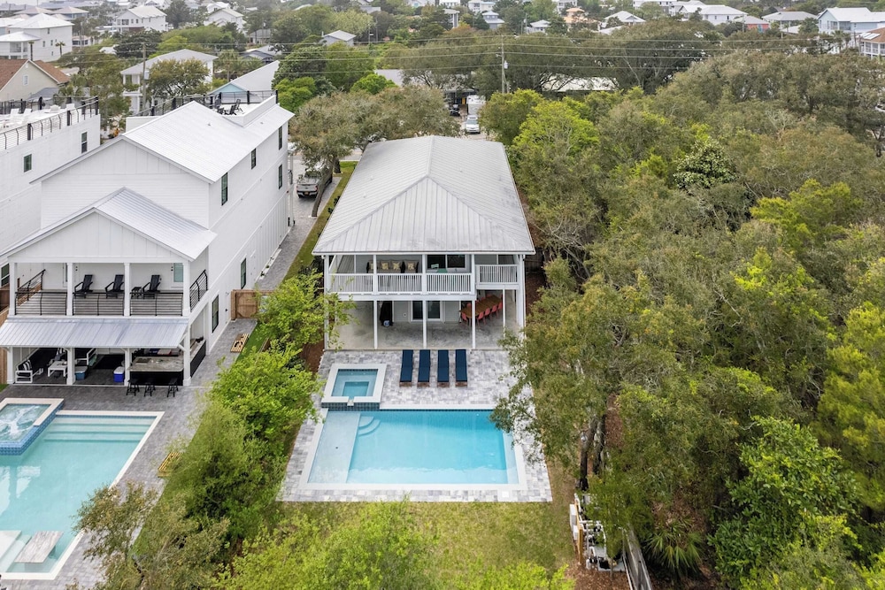 Dolphin Days by Avantstay Pool, 0.2mi to Beach!