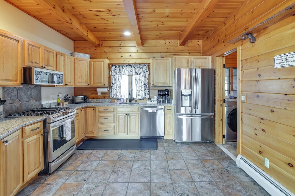 1 Mi to Lake Henry: Peaceful Poconos Cabin!