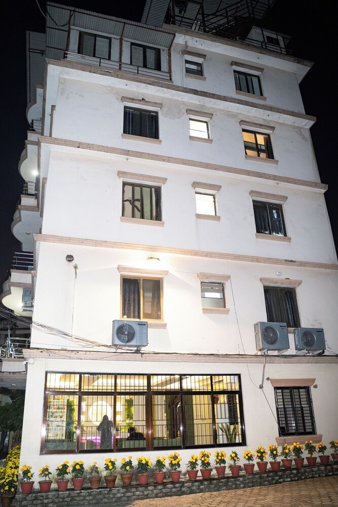 Aarya Wellness & Hostel